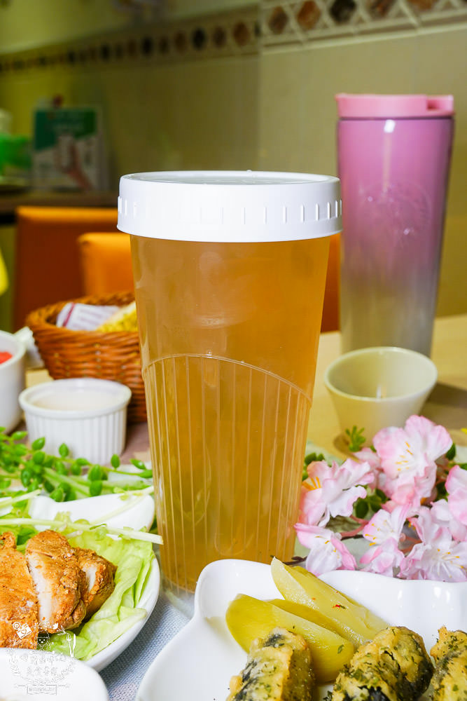 喝啥＆一日三餐|高雄488元就能品嚐到超澎湃的雙人龍蝦部隊鍋!超平價的複合式餐館回訪率超高!