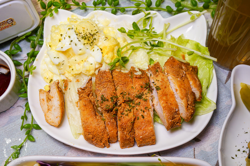 喝啥＆一日三餐|高雄488元就能品嚐到超澎湃的雙人龍蝦部隊鍋!超平價的複合式餐館回訪率超高!