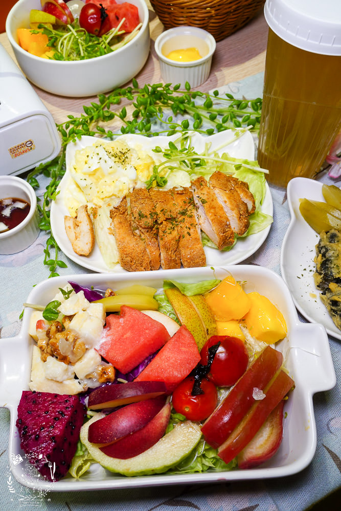 喝啥＆一日三餐|高雄488元就能品嚐到超澎湃的雙人龍蝦部隊鍋!超平價的複合式餐館回訪率超高!