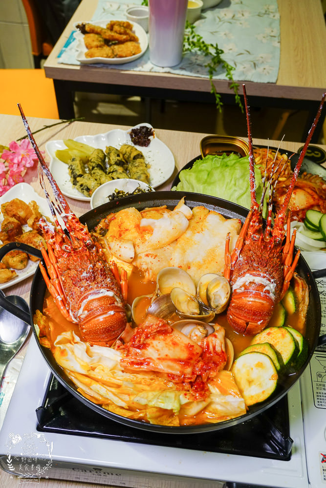 喝啥＆一日三餐|高雄488元就能品嚐到超澎湃的雙人龍蝦部隊鍋!超平價的複合式餐館回訪率超高!