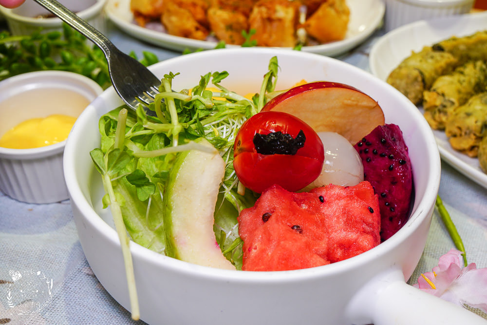 喝啥＆一日三餐|高雄488元就能品嚐到超澎湃的雙人龍蝦部隊鍋!超平價的複合式餐館回訪率超高!