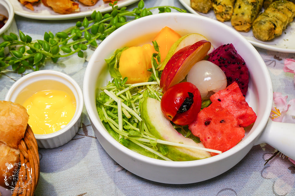 喝啥＆一日三餐|高雄488元就能品嚐到超澎湃的雙人龍蝦部隊鍋!超平價的複合式餐館回訪率超高!