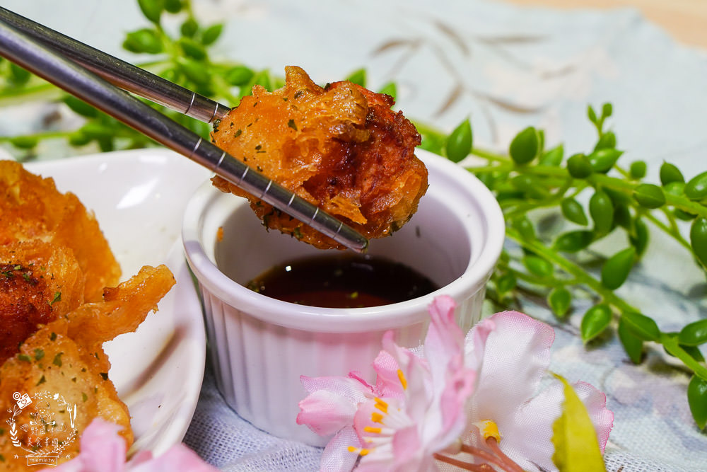 喝啥＆一日三餐|高雄488元就能品嚐到超澎湃的雙人龍蝦部隊鍋!超平價的複合式餐館回訪率超高!