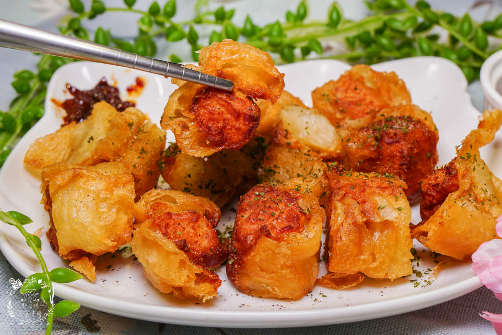 喝啥＆一日三餐|高雄488元就能品嚐到超澎湃的雙人龍蝦部隊鍋!超平價的複合式餐館回訪率超高!