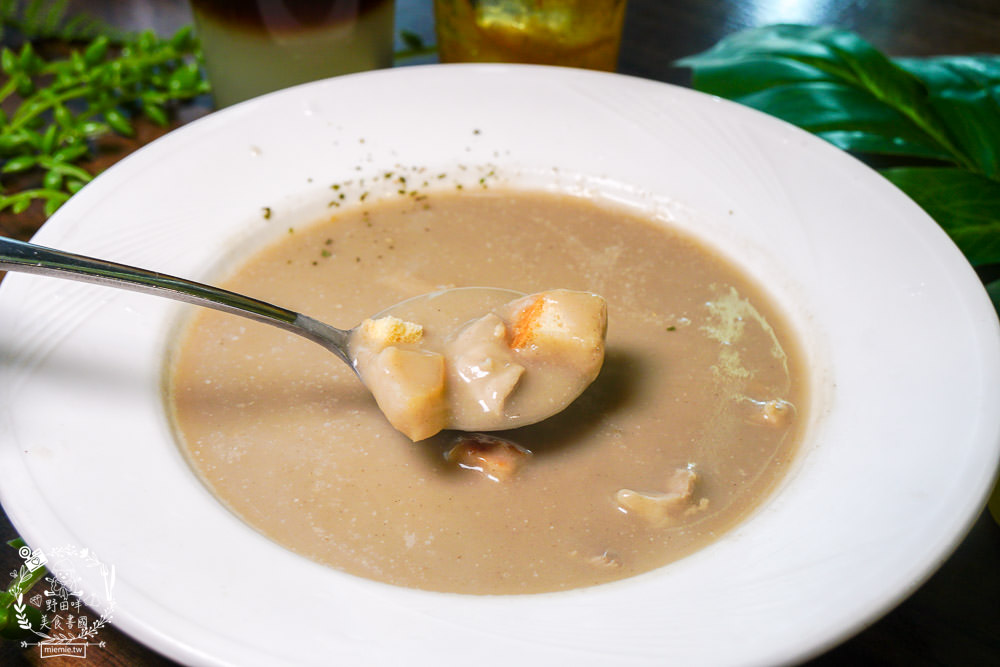 高雄[喬義思窯烤手作廚房]超人氣烤全雞+炙烤豬肋排銷魂美味!熔岩起司披薩牽絲牽到天邊惹?