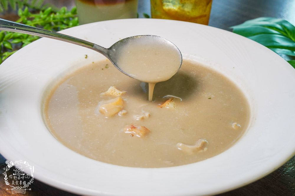 高雄[喬義思窯烤手作廚房]超人氣烤全雞+炙烤豬肋排銷魂美味!熔岩起司披薩牽絲牽到天邊惹?