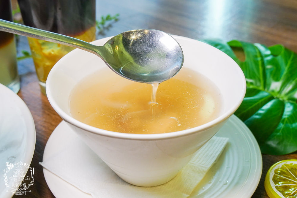 高雄[喬義思窯烤手作廚房]超人氣烤全雞+炙烤豬肋排銷魂美味!熔岩起司披薩牽絲牽到天邊惹?