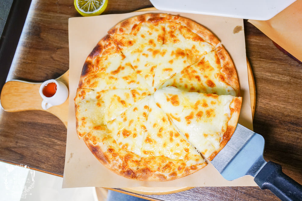 高雄[喬義思窯烤手作廚房]超人氣烤全雞+炙烤豬肋排銷魂美味!熔岩起司披薩牽絲牽到天邊惹?