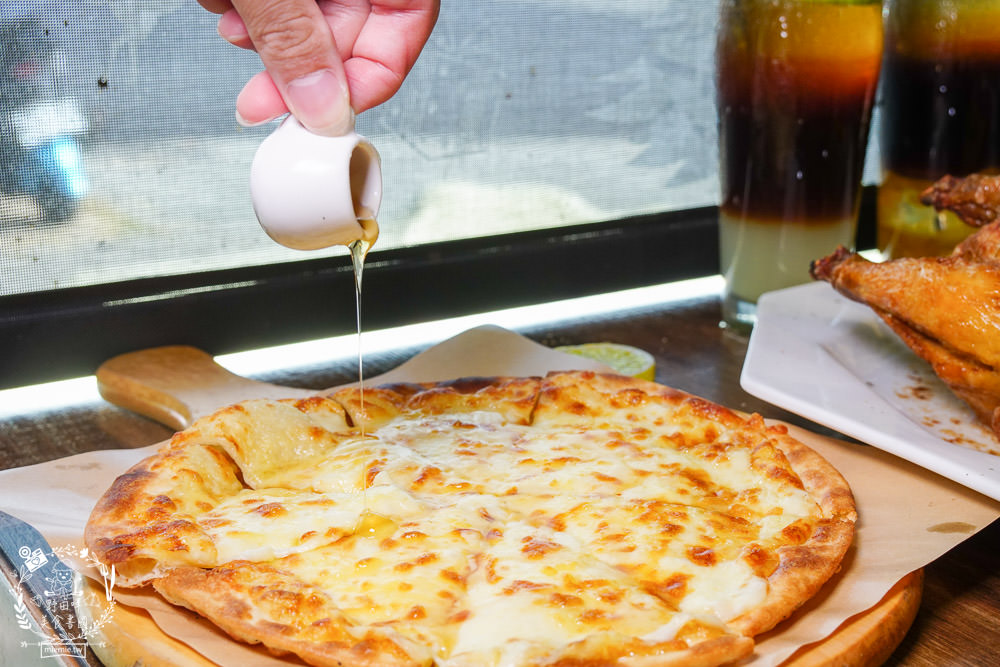 高雄[喬義思窯烤手作廚房]超人氣烤全雞+炙烤豬肋排銷魂美味!熔岩起司披薩牽絲牽到天邊惹?