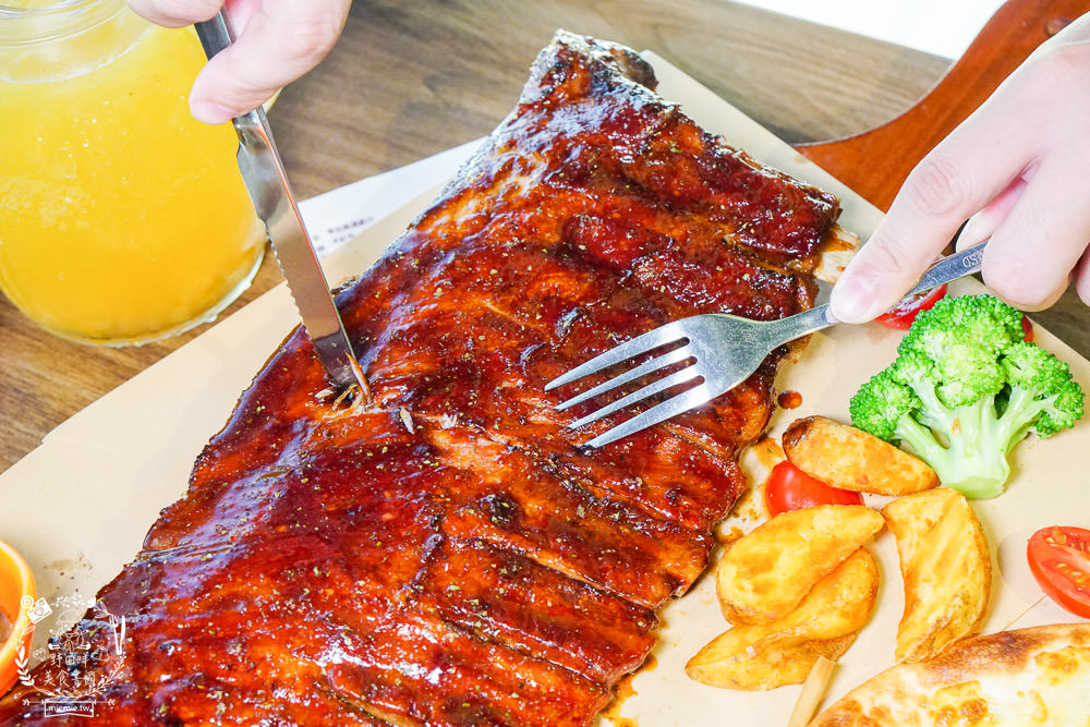 高雄[喬義思窯烤手作廚房]超人氣烤全雞+炙烤豬肋排銷魂美味!熔岩起司披薩牽絲牽到天邊惹?