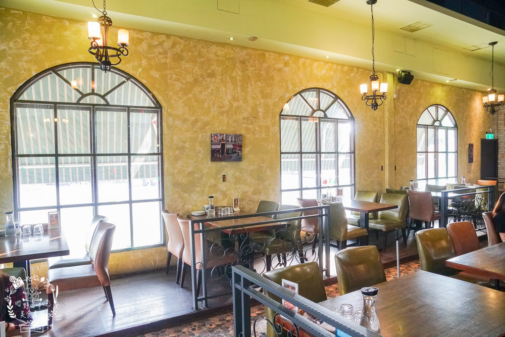 高雄[喬義思窯烤手作廚房]超人氣烤全雞+炙烤豬肋排銷魂美味!熔岩起司披薩牽絲牽到天邊惹?