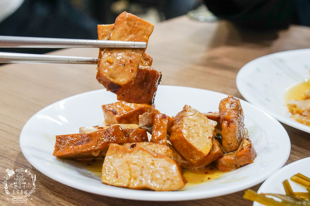 高雄[四川麵店]創立70年依然屹立不搖的鳳山人氣麵店!連平日用餐時段都座無虛席?