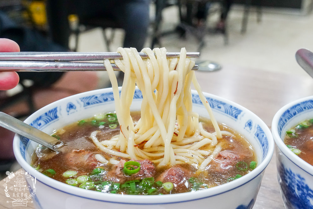 高雄[四川麵店]創立70年依然屹立不搖的鳳山人氣麵店!連平日用餐時段都座無虛席?