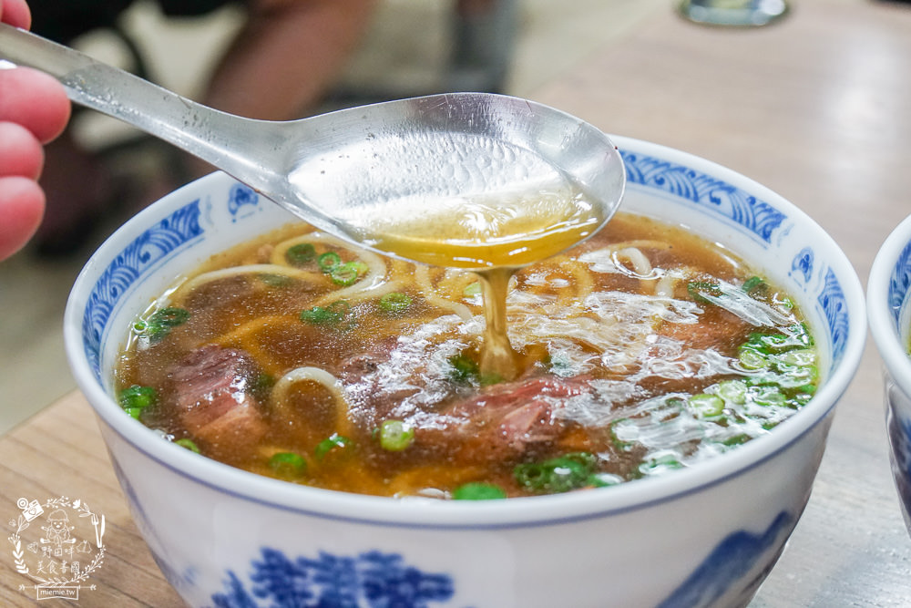 高雄[四川麵店]創立70年依然屹立不搖的鳳山人氣麵店!連平日用餐時段都座無虛席?