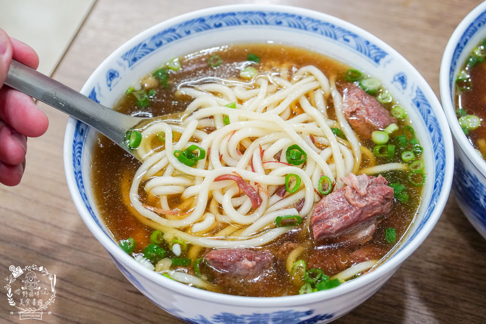 高雄[四川麵店]創立70年依然屹立不搖的鳳山人氣麵店!連平日用餐時段都座無虛席?