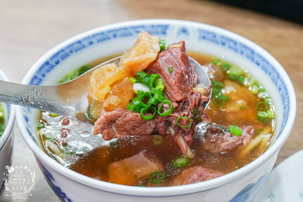 高雄[四川麵店]創立70年依然屹立不搖的鳳山人氣麵店!連平日用餐時段都座無虛席?