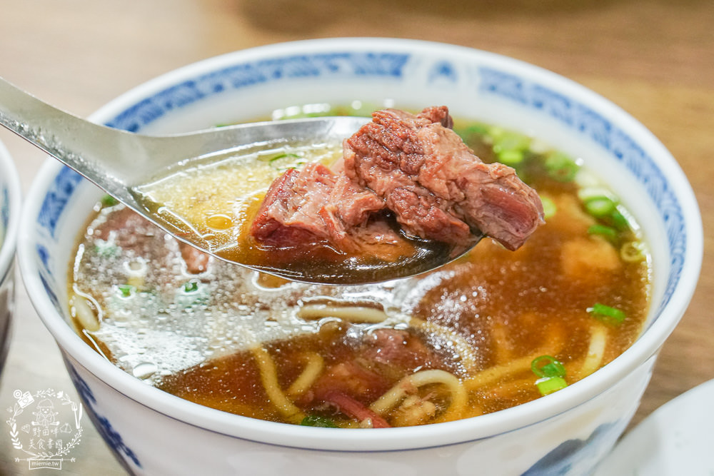 高雄[四川麵店]創立70年依然屹立不搖的鳳山人氣麵店!連平日用餐時段都座無虛席?