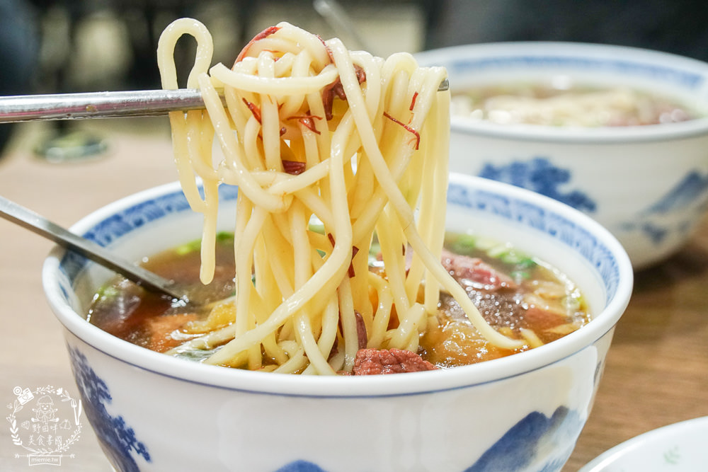 高雄[四川麵店]創立70年依然屹立不搖的鳳山人氣麵店!連平日用餐時段都座無虛席?