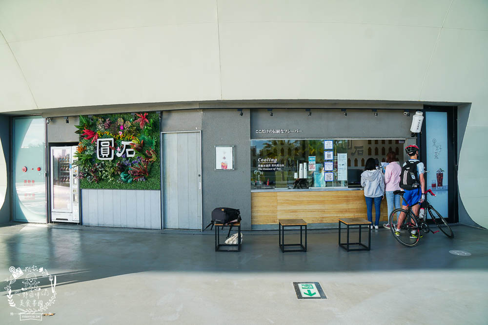 高雄圓石Teabar-衛武營輕裝店|首創茶霸機冰鎮保鮮鎖住茶分子中的茶多酚手搖飲!24小時營業的行動Teabar販賣機飲料!