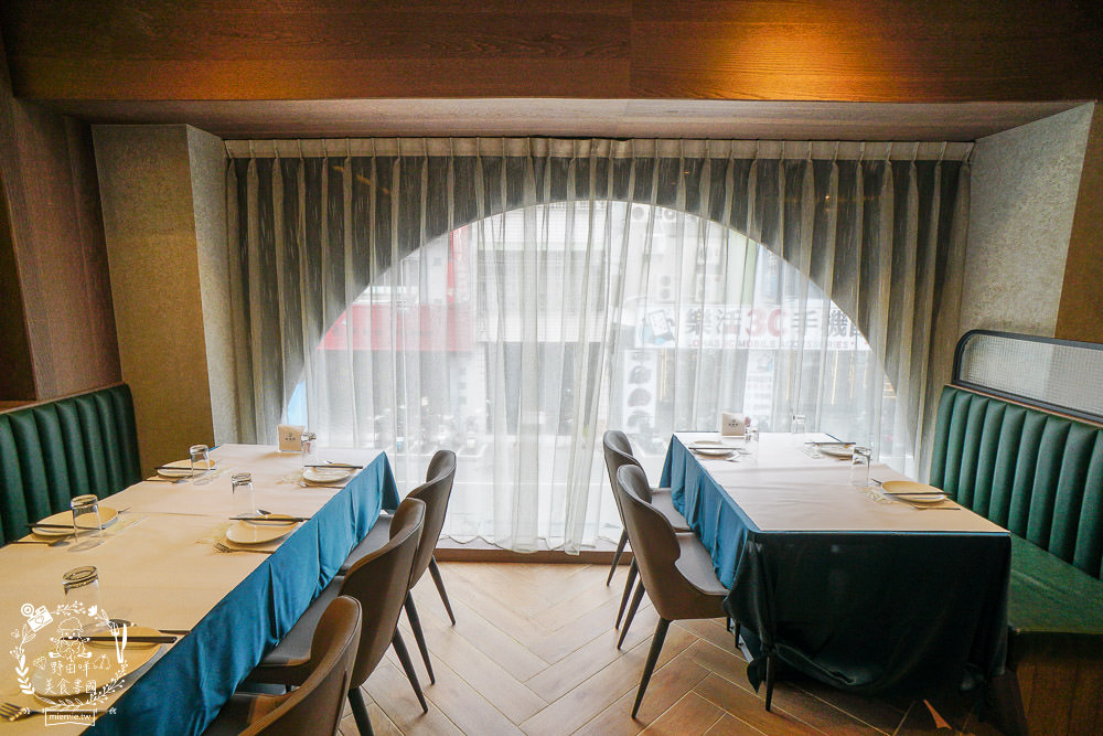 高雄[夜泰美泰式餐廳]巨蛋商圈高貴不貴的泰式餐廳!超厚實月亮蝦餅好彈牙~