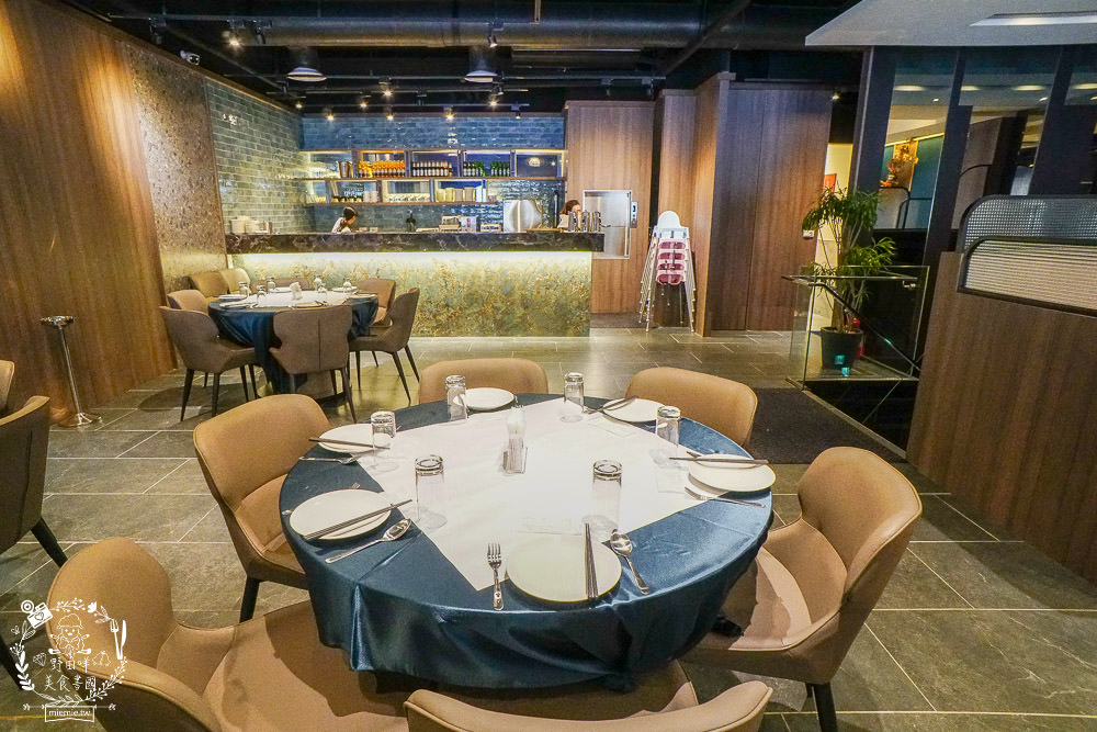 高雄[夜泰美泰式餐廳]巨蛋商圈高貴不貴的泰式餐廳!超厚實月亮蝦餅好彈牙~