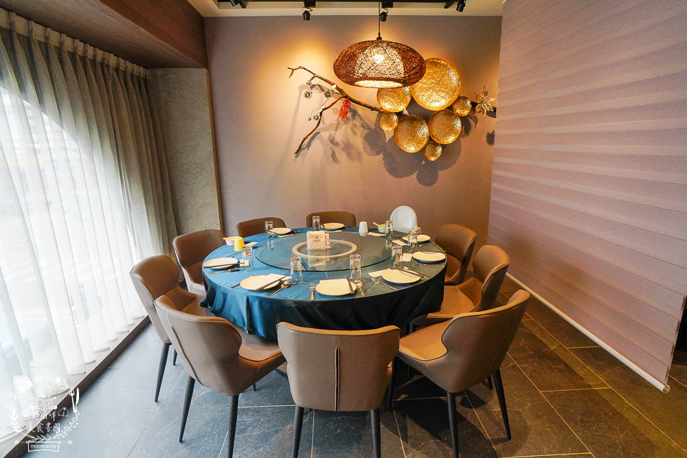 高雄[夜泰美泰式餐廳]巨蛋商圈高貴不貴的泰式餐廳!超厚實月亮蝦餅好彈牙~