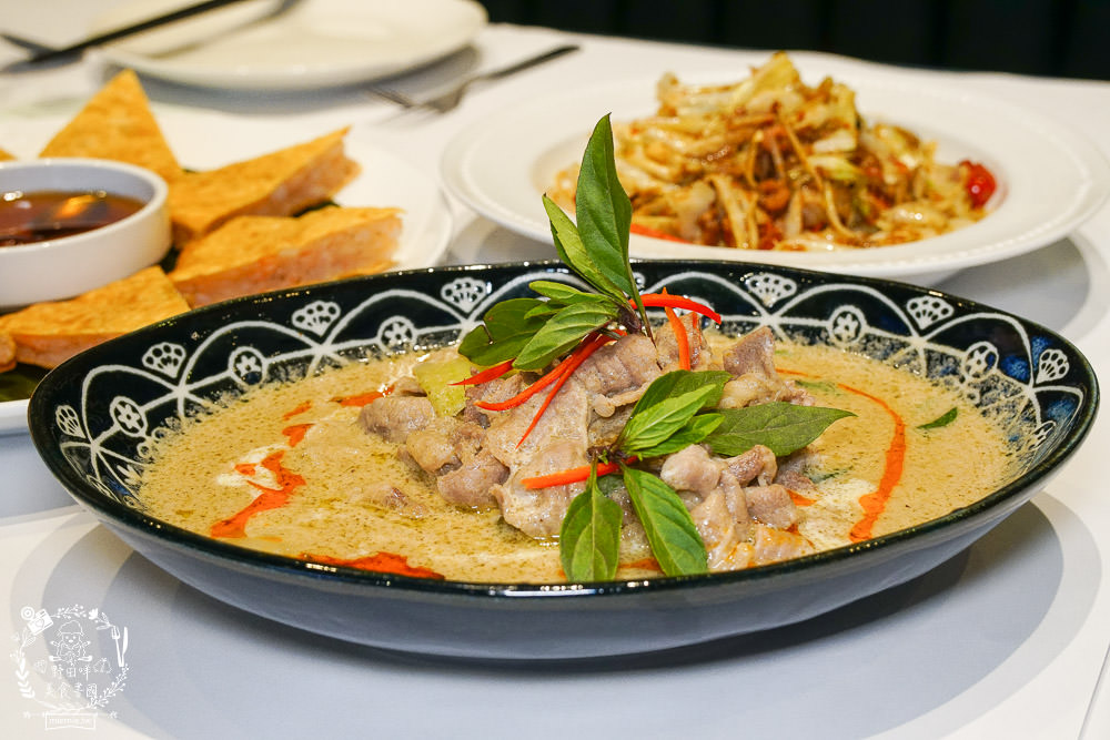 高雄[夜泰美泰式餐廳]巨蛋商圈高貴不貴的泰式餐廳!超厚實月亮蝦餅好彈牙~