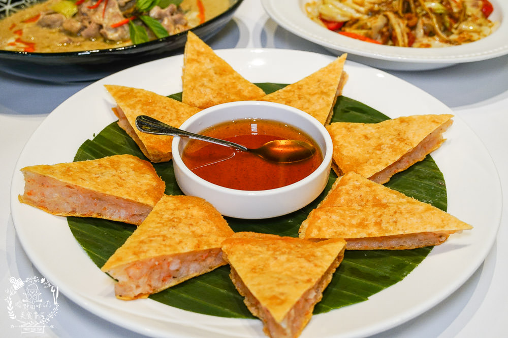 高雄[夜泰美泰式餐廳]巨蛋商圈高貴不貴的泰式餐廳!超厚實月亮蝦餅好彈牙~