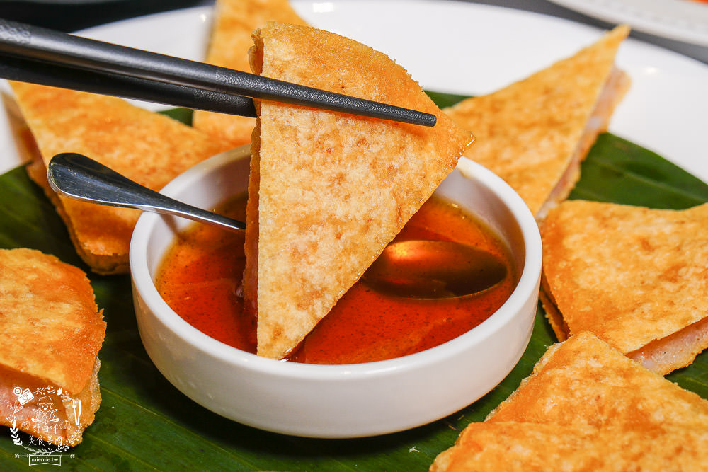 高雄[夜泰美泰式餐廳]巨蛋商圈高貴不貴的泰式餐廳!超厚實月亮蝦餅好彈牙~