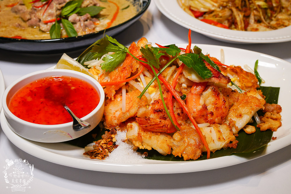 高雄[夜泰美泰式餐廳]巨蛋商圈高貴不貴的泰式餐廳!超厚實月亮蝦餅好彈牙~