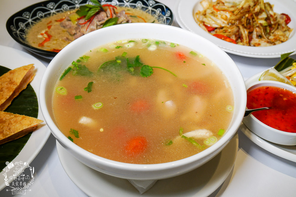 高雄[夜泰美泰式餐廳]巨蛋商圈高貴不貴的泰式餐廳!超厚實月亮蝦餅好彈牙~