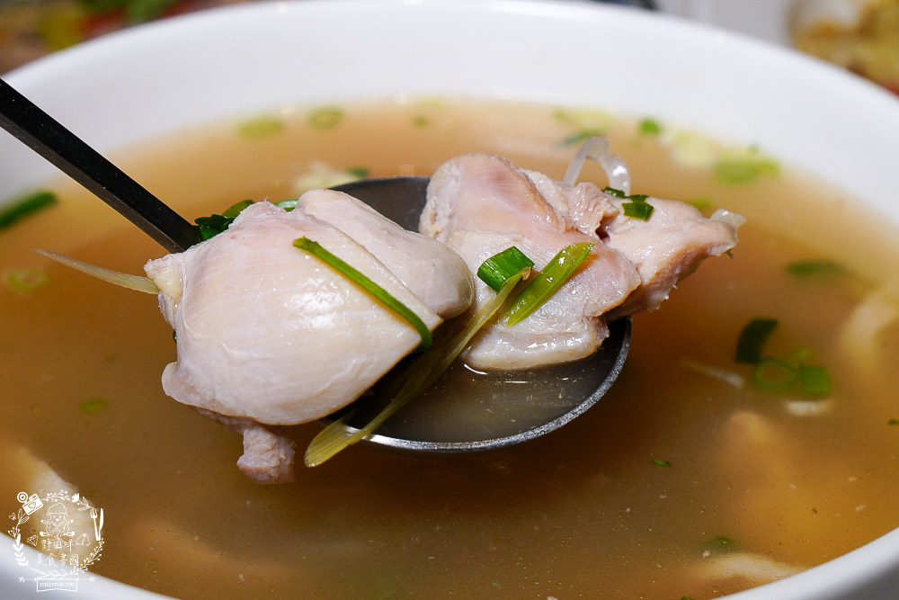 高雄[夜泰美泰式餐廳]巨蛋商圈高貴不貴的泰式餐廳!超厚實月亮蝦餅好彈牙~