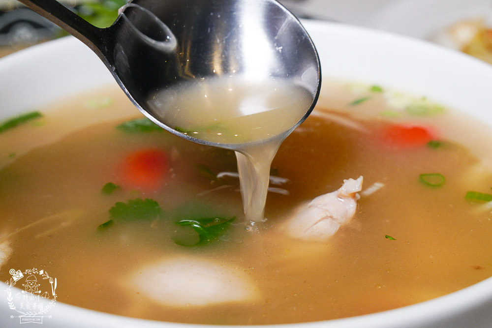 高雄[夜泰美泰式餐廳]巨蛋商圈高貴不貴的泰式餐廳!超厚實月亮蝦餅好彈牙~