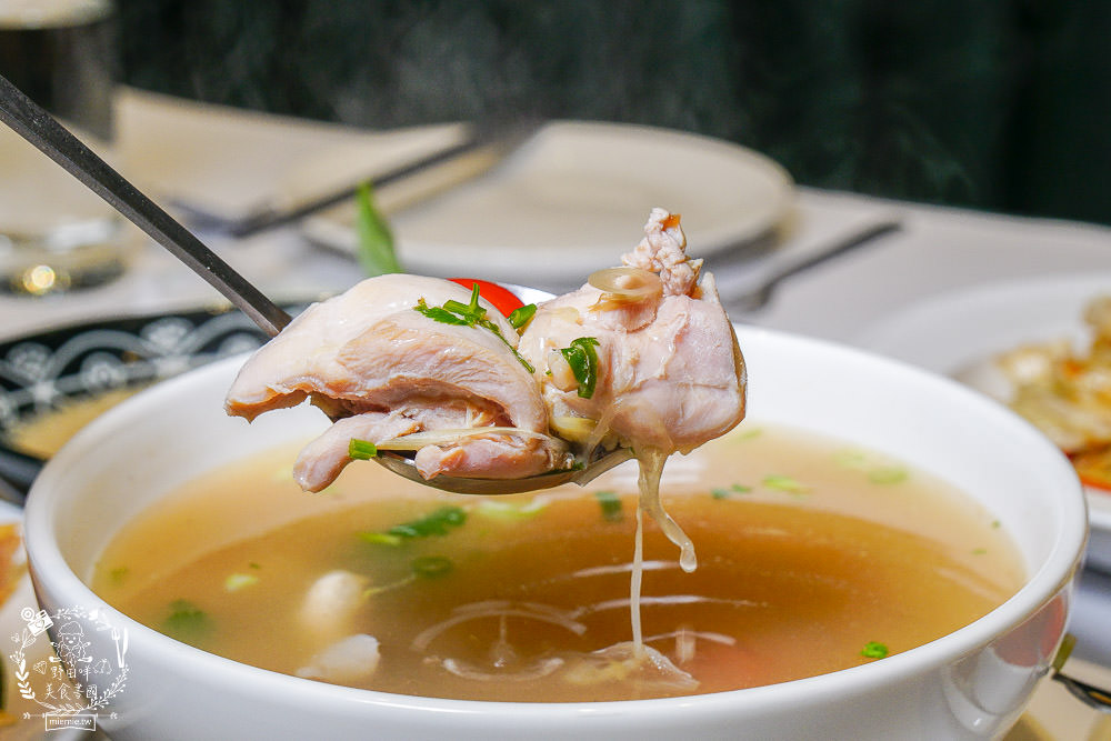 高雄[夜泰美泰式餐廳]巨蛋商圈高貴不貴的泰式餐廳!超厚實月亮蝦餅好彈牙~