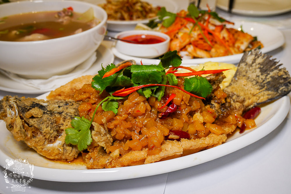 高雄[夜泰美泰式餐廳]巨蛋商圈高貴不貴的泰式餐廳!超厚實月亮蝦餅好彈牙~