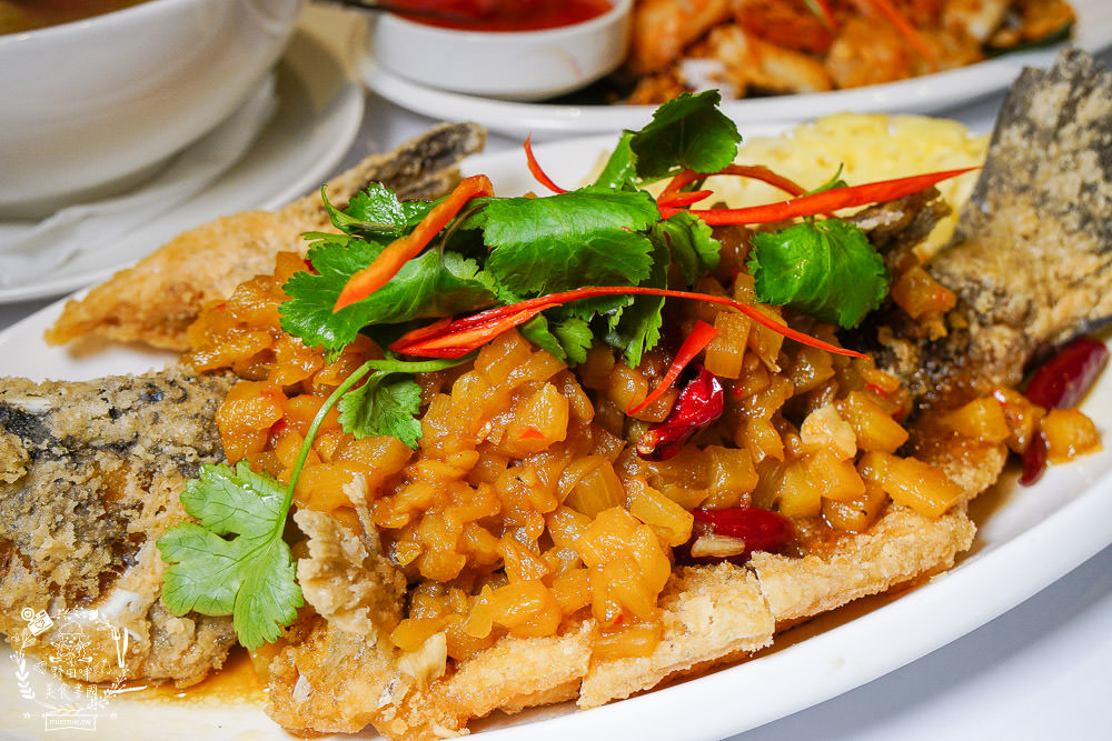 高雄[夜泰美泰式餐廳]巨蛋商圈高貴不貴的泰式餐廳!超厚實月亮蝦餅好彈牙~