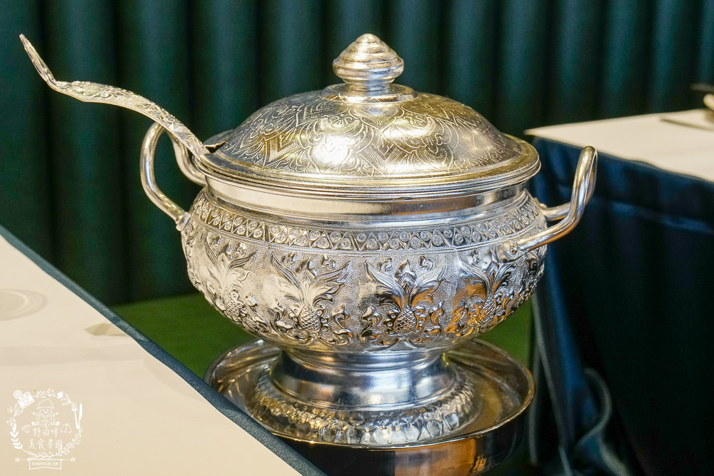 高雄[夜泰美泰式餐廳]巨蛋商圈高貴不貴的泰式餐廳!超厚實月亮蝦餅好彈牙~