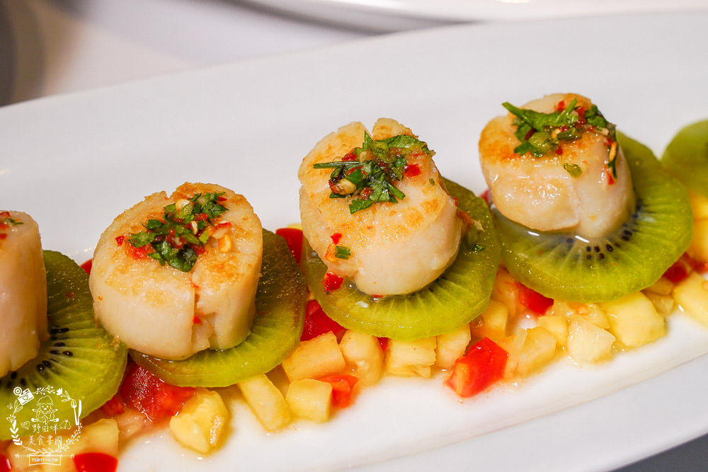 高雄[夜泰美泰式餐廳]巨蛋商圈高貴不貴的泰式餐廳!超厚實月亮蝦餅好彈牙~