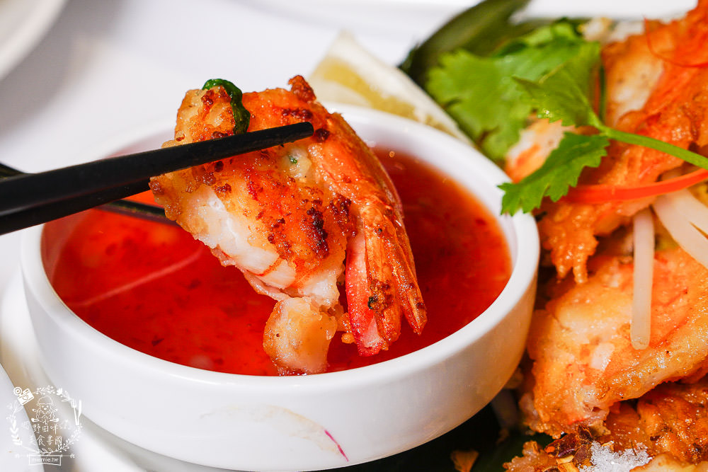 高雄[夜泰美泰式餐廳]巨蛋商圈高貴不貴的泰式餐廳!超厚實月亮蝦餅好彈牙~
