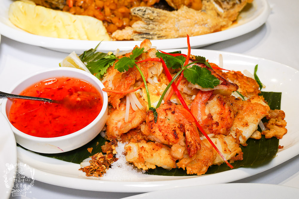 高雄[夜泰美泰式餐廳]巨蛋商圈高貴不貴的泰式餐廳!超厚實月亮蝦餅好彈牙~