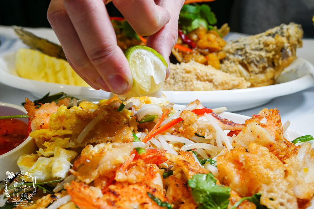 高雄[夜泰美泰式餐廳]巨蛋商圈高貴不貴的泰式餐廳!超厚實月亮蝦餅好彈牙~
