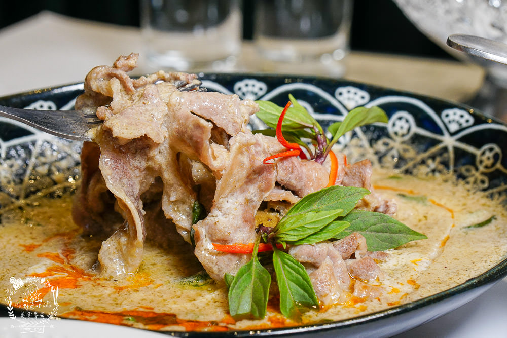 高雄[夜泰美泰式餐廳]巨蛋商圈高貴不貴的泰式餐廳!超厚實月亮蝦餅好彈牙~