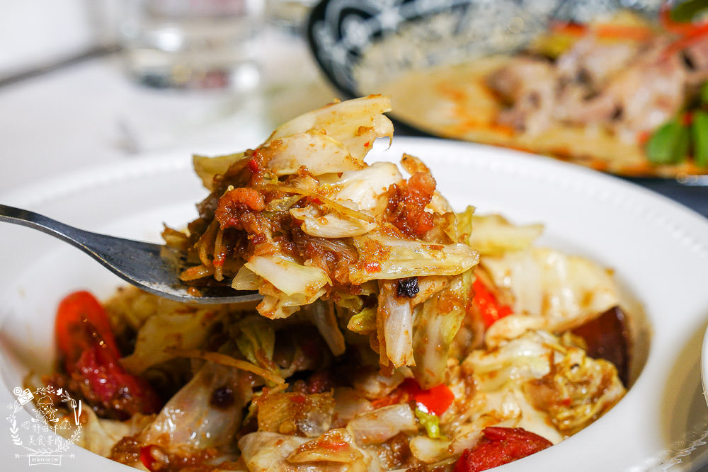 高雄[夜泰美泰式餐廳]巨蛋商圈高貴不貴的泰式餐廳!超厚實月亮蝦餅好彈牙~