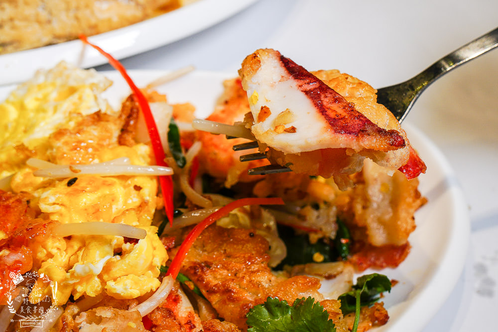 高雄[夜泰美泰式餐廳]巨蛋商圈高貴不貴的泰式餐廳!超厚實月亮蝦餅好彈牙~
