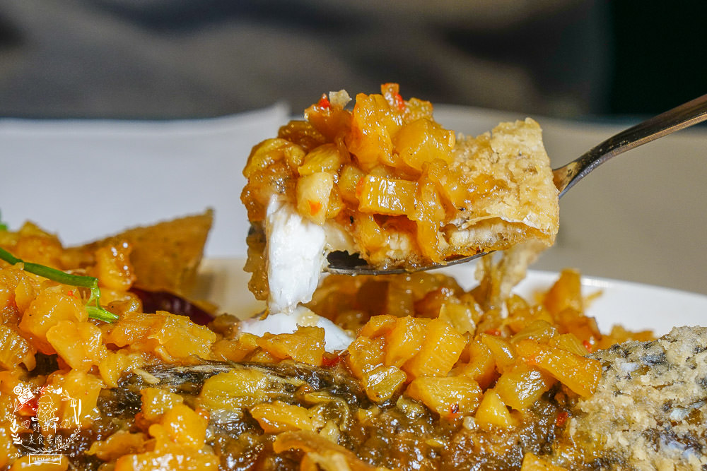 高雄[夜泰美泰式餐廳]巨蛋商圈高貴不貴的泰式餐廳!超厚實月亮蝦餅好彈牙~