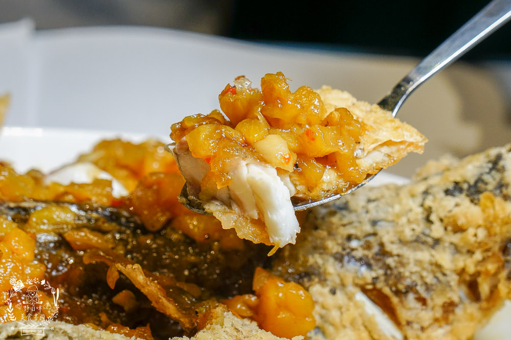 高雄[夜泰美泰式餐廳]巨蛋商圈高貴不貴的泰式餐廳!超厚實月亮蝦餅好彈牙~