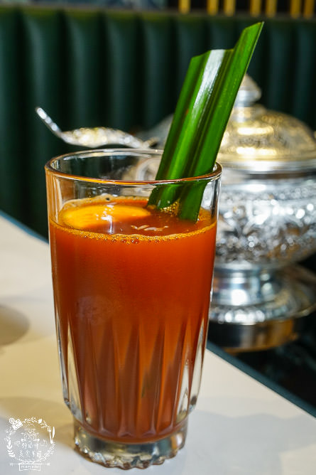 高雄[夜泰美泰式餐廳]巨蛋商圈高貴不貴的泰式餐廳!超厚實月亮蝦餅好彈牙~