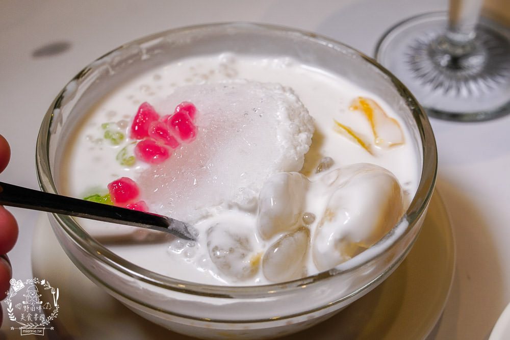 高雄[夜泰美泰式餐廳]巨蛋商圈高貴不貴的泰式餐廳!超厚實月亮蝦餅好彈牙~