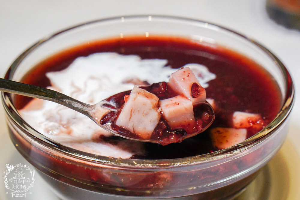 高雄[夜泰美泰式餐廳]巨蛋商圈高貴不貴的泰式餐廳!超厚實月亮蝦餅好彈牙~