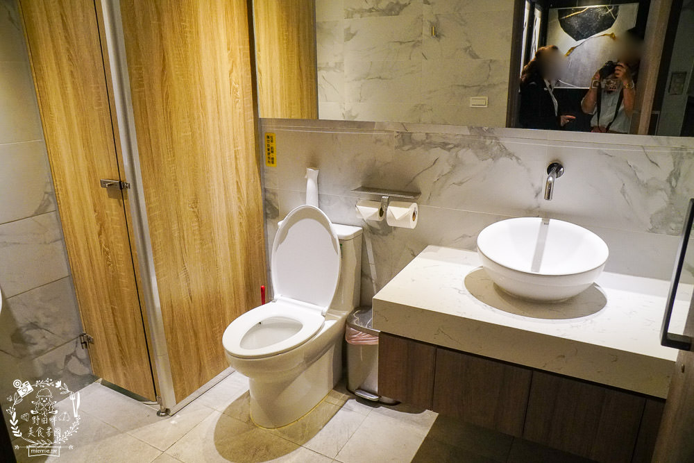 高雄[夜泰美泰式餐廳]巨蛋商圈高貴不貴的泰式餐廳!超厚實月亮蝦餅好彈牙~